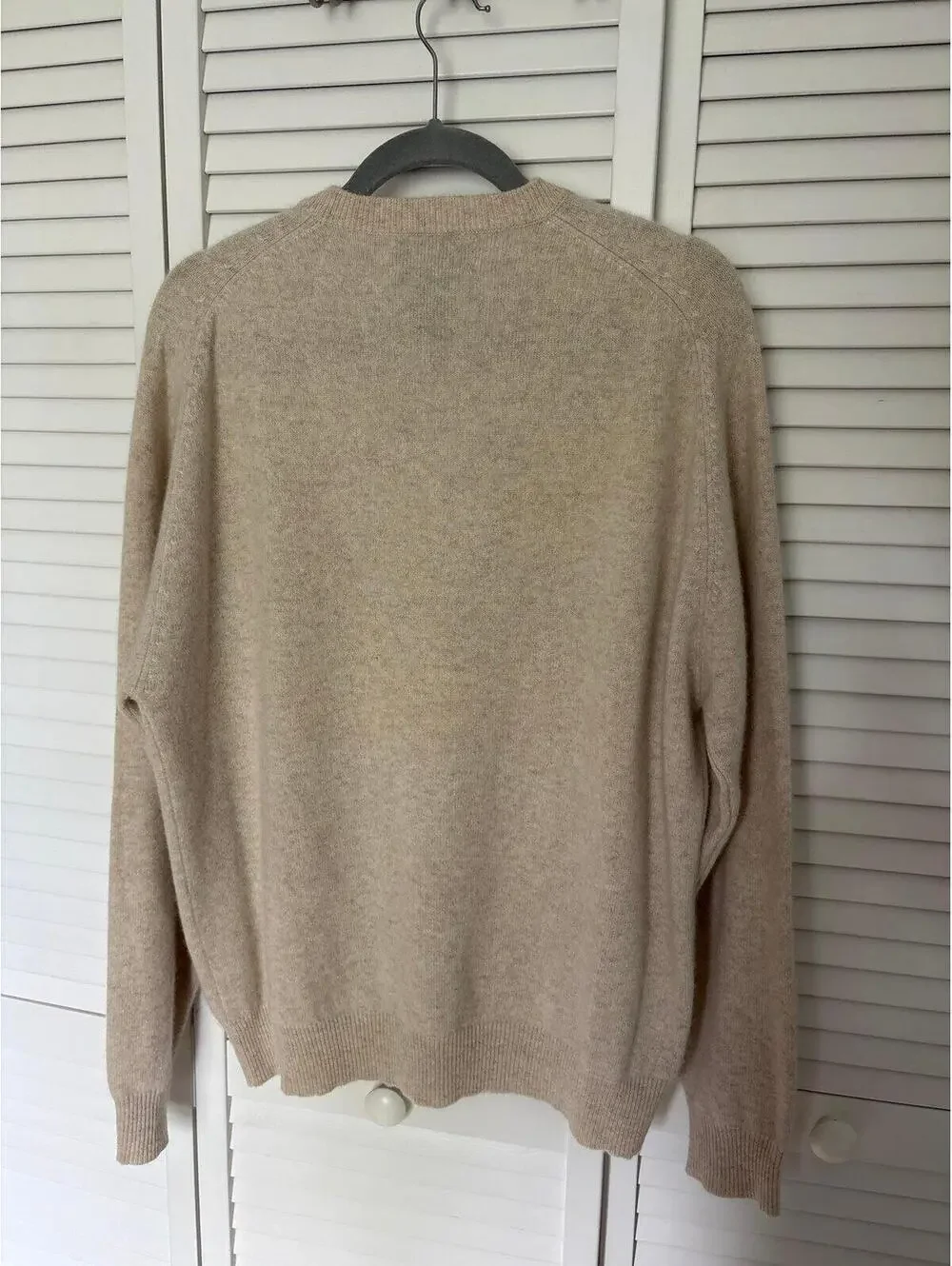 100% Cashmere Cream V neck women’s sweater Size Lg